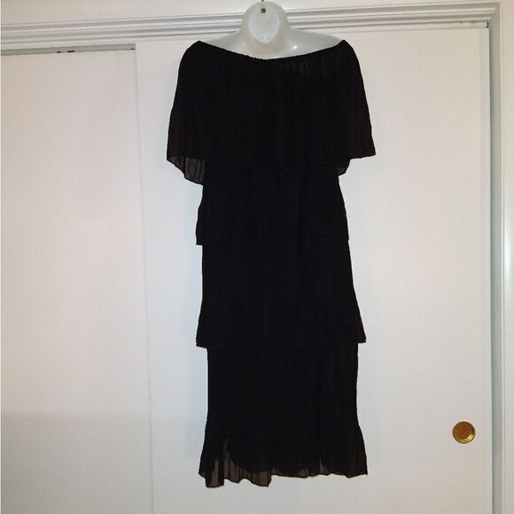 🎉🆕Black Tiered Off Shoulder Ruffled Dress - Picture 1 of 8